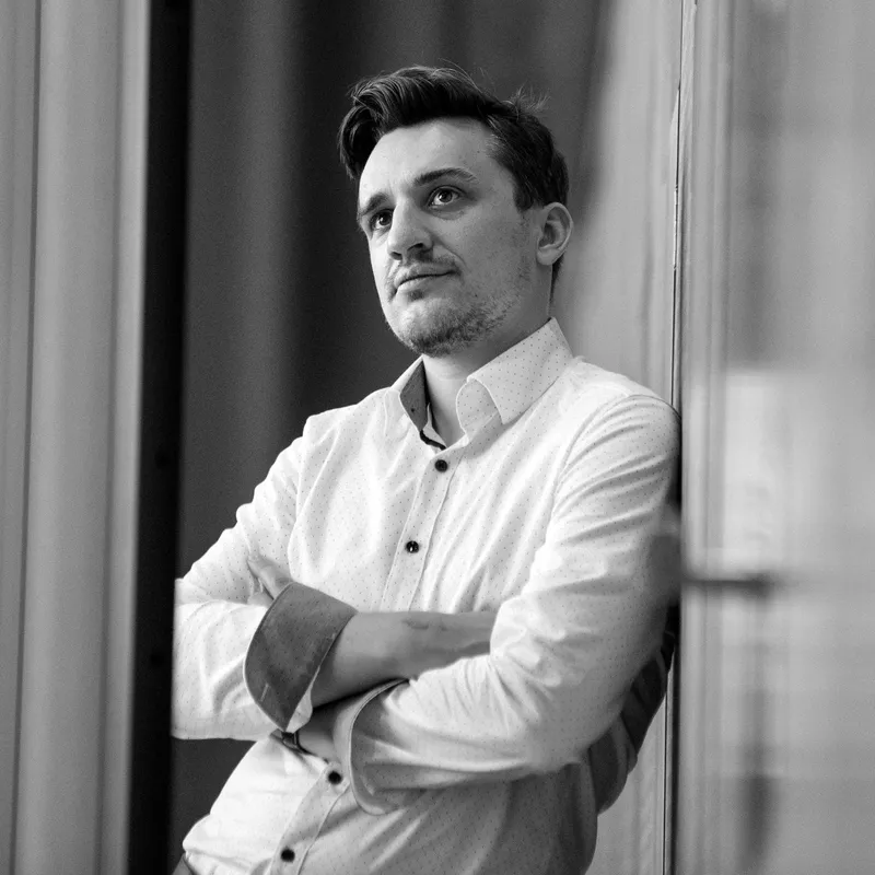 Marius Müller im Gespräch, Aufnahme in Schwarzweiß